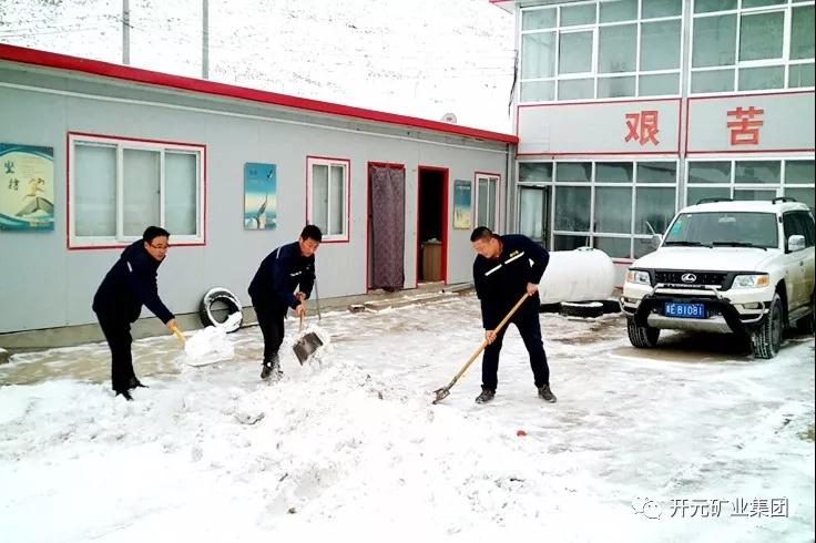 人間四月芳菲盡，山中春雪還復(fù)來(lái)