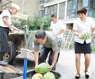 買(mǎi)下一整車西瓜，讓瓜農(nóng)早點(diǎn)回家